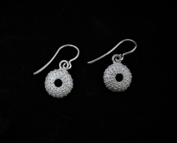 Pendientes de gancho de erizo de mar de plata