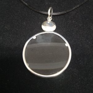 Colgante de plata con lupa