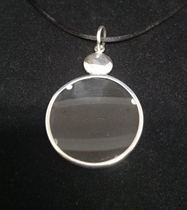 Colgante de plata con lupa