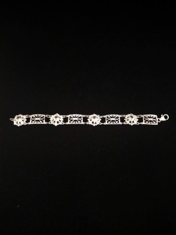 Pulsera de plata con botones mallorquines y un granate cada uno