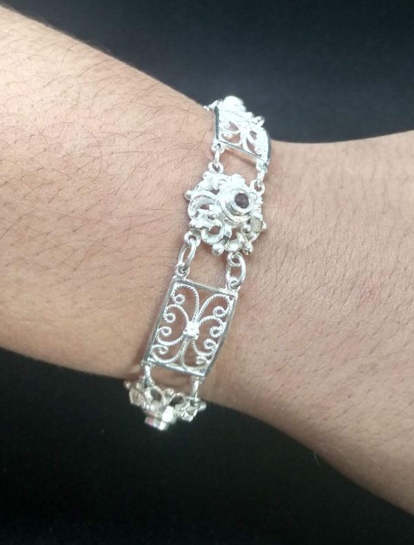 Pulsera de plata con botones mallorquines y un granate cada uno - Imagen 2