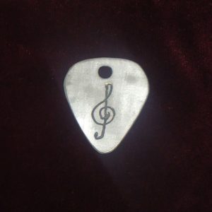 Púa de guitarra de plata clave de sol