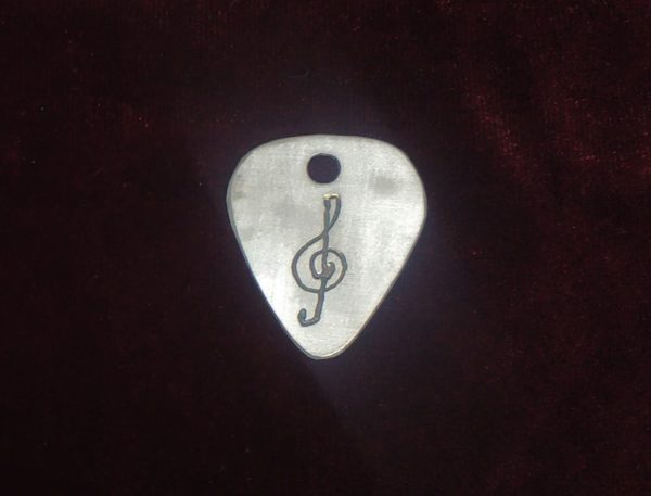 Púa de guitarra de plata clave de sol