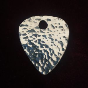 Púa de guitarra martelé de plata