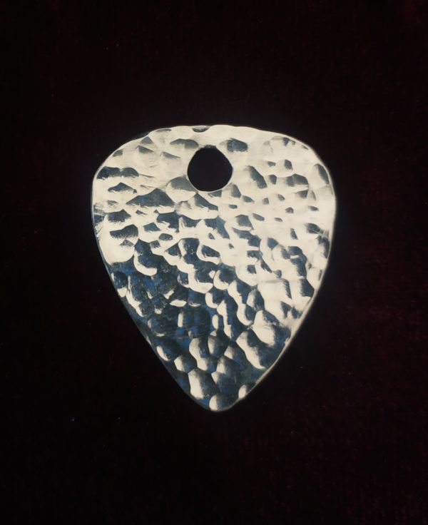 Púa de guitarra martelé de plata