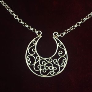 Colgante de plata media luna filigrana con cadena de plata