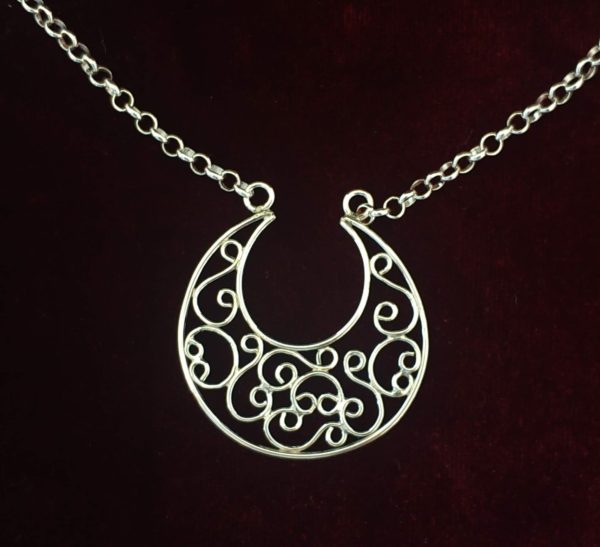 Colgante de plata media luna filigrana con cadena de plata
