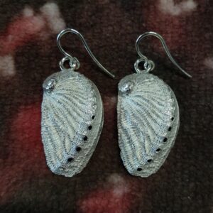 Pendientes de plata de orejas de mar grandes (haliotis)