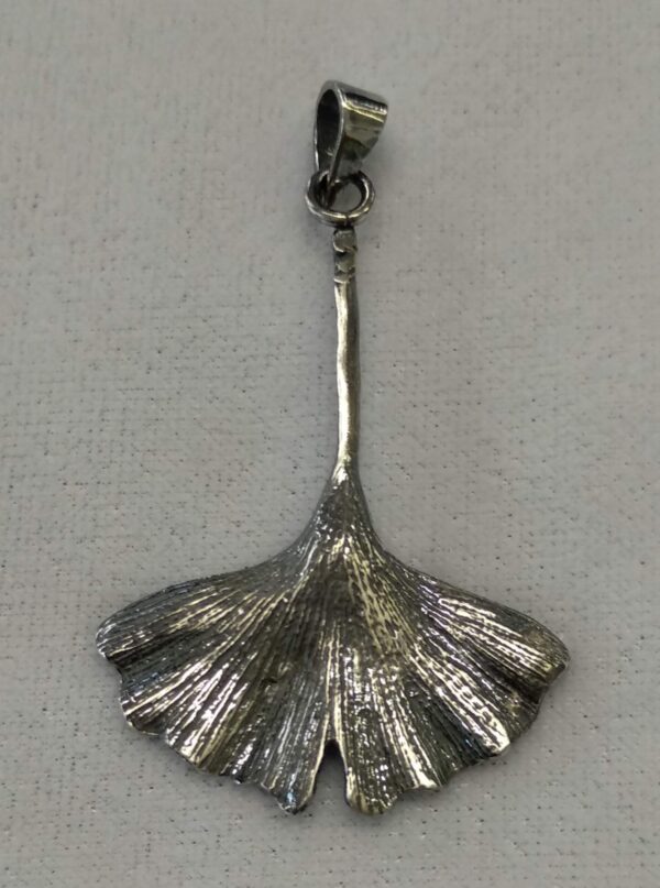 Colgante de plata pavonada de ginkgo biloba - Image 2