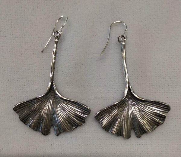 Pendientes de gancho de plata pavonada de ginkgo biloba