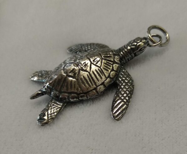 Colgante de plata pavonada de tortuga marina (chelonioidea) - Image 2