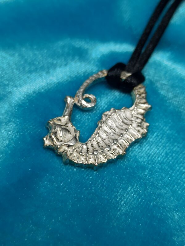 Colgante de plata de caballito de mar con la cabeza hacia abajo (hippocampus) - Imagen 2