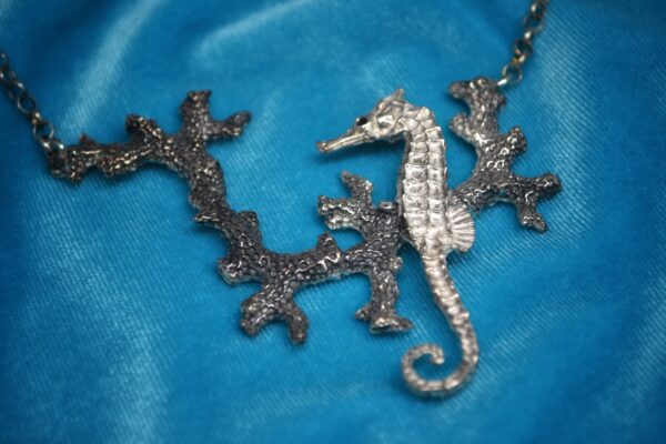 Collar de coral con caballito de mar de plata - Imagen 2