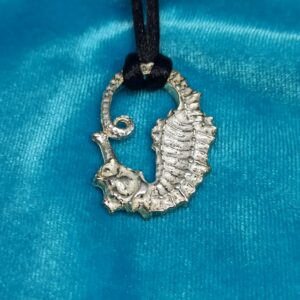 Colgante de plata de caballito de mar con la cabeza hacia abajo (hippocampus)