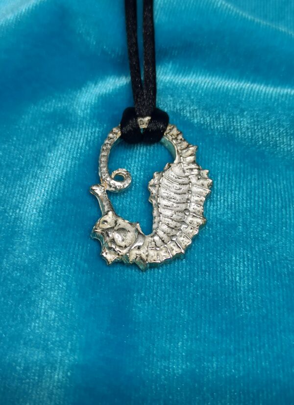 Colgante de plata de caballito de mar con la cabeza hacia abajo (hippocampus)