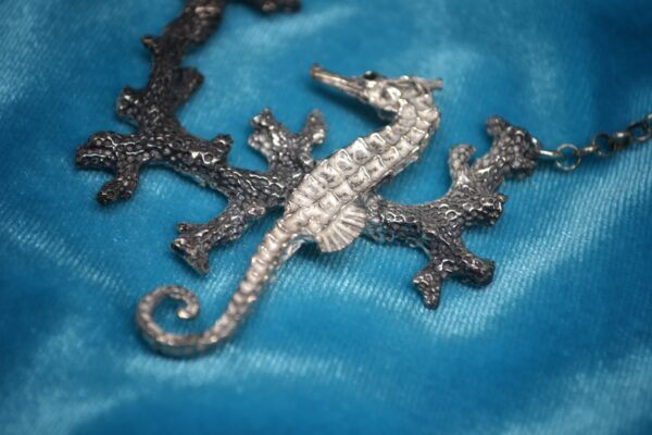Collar de coral con caballito de mar de plata - Imagen 4