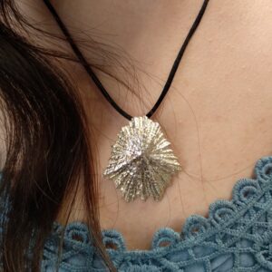 Colgante de plata de lapa mediana (patella)