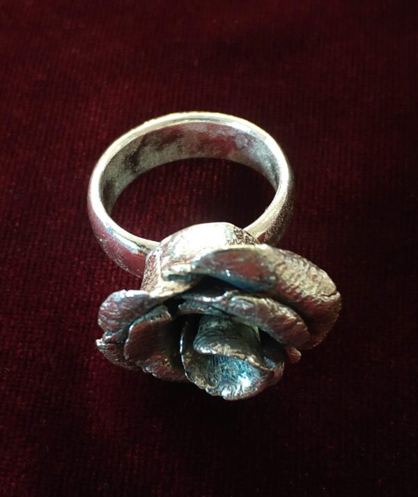 Anillo de plata pavonada con rosa - Image 2