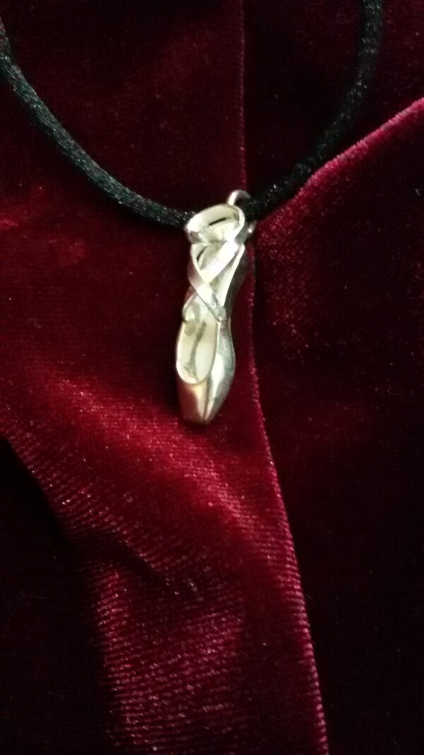 Colgante de plata de zapatilla de ballet - Imagen 2