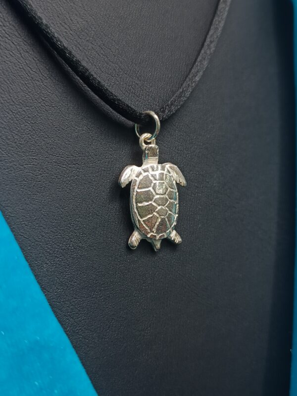 Colgante de plata pequeño de tortuga marina - Image 3