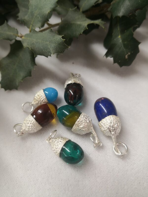 Colgante de plata de bellota con vidrio de murano