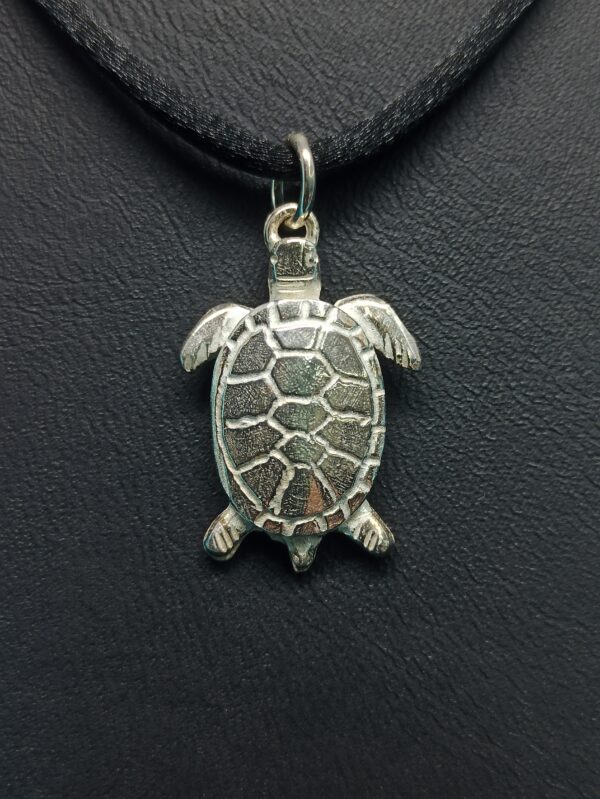Colgante de plata pequeño de tortuga marina - Image 2