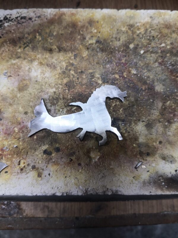 Fíbula de plata pavonada del caballo marino alado de Pollentia - Imagen 2