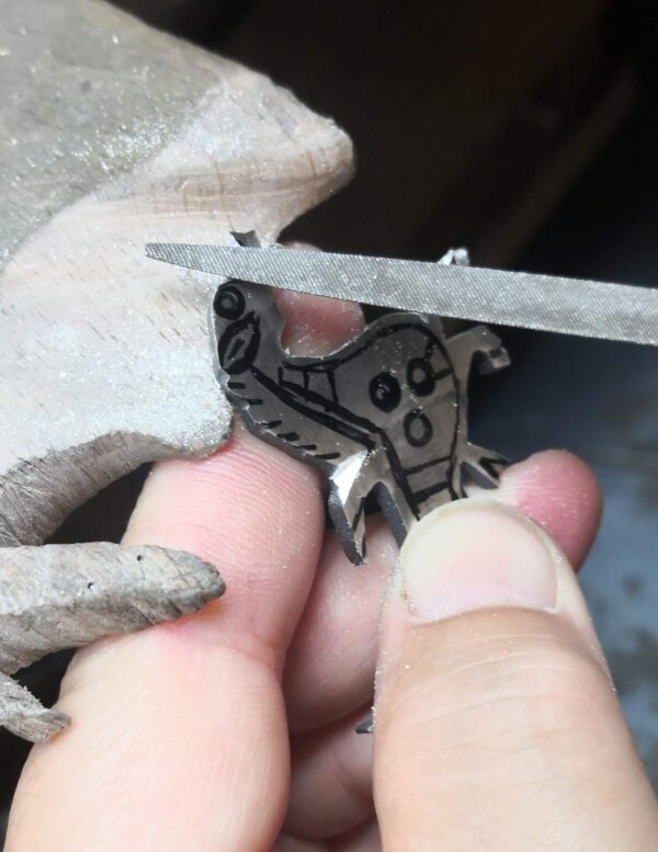 Fíbula de plata pavonada del caballo marino alado de Pollentia - Imagen 4