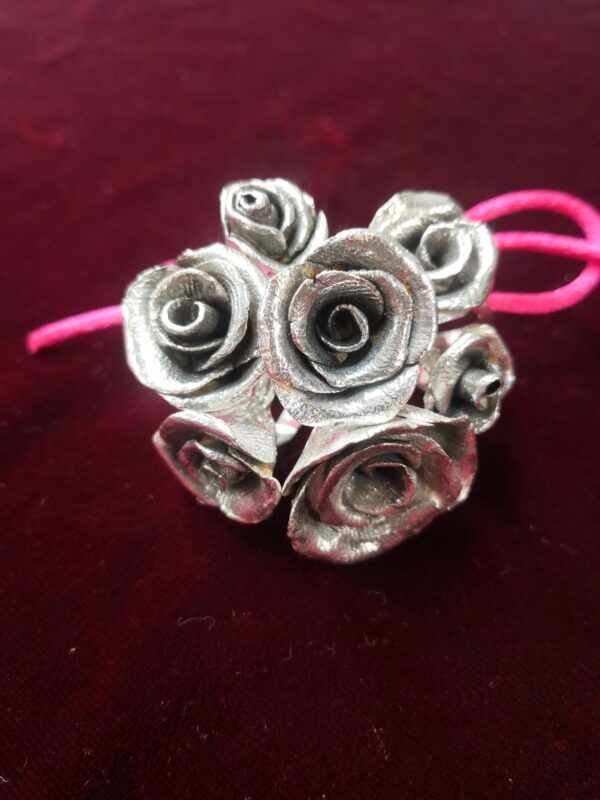 Anillo de plata pavonada con rosa