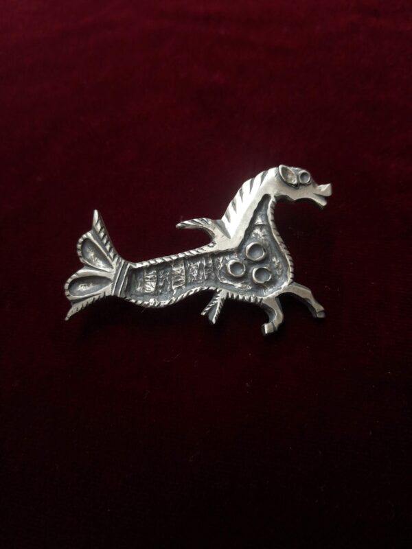Fíbula de plata pavonada del caballo marino alado de Pollentia