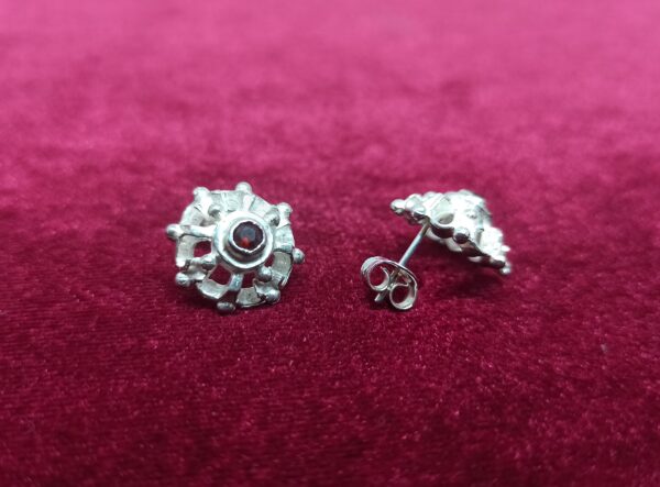 Pendientes de plata de botón mallorquín con granate - Imagen 2