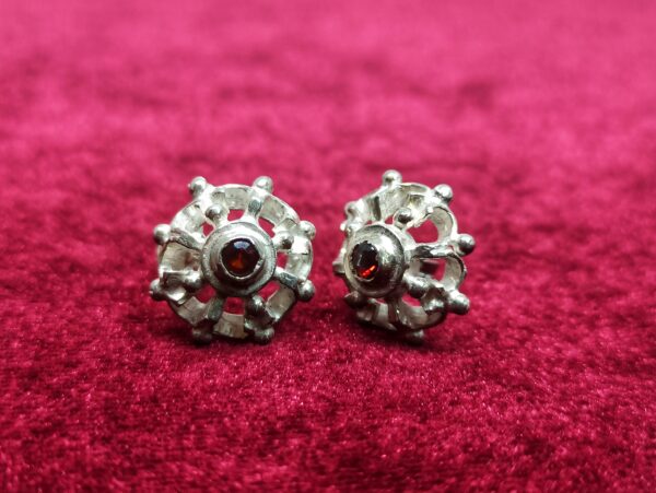 Pendientes de plata de botón mallorquín con granate