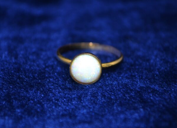Anillo de oro con Ópalo blanco - Imagen 2