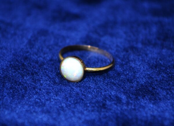 Anillo de oro con Ópalo blanco