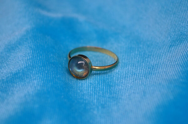 Anillo de oro con Labradorita