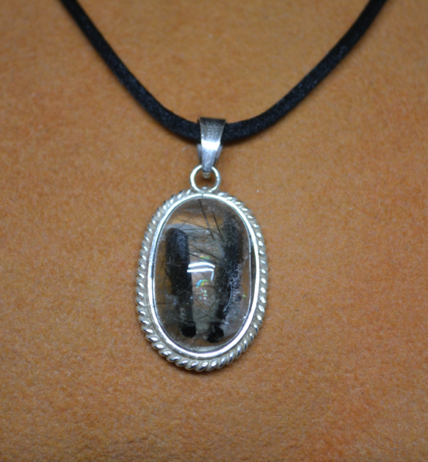 Colgante de plata con cuarzo con turmalina
