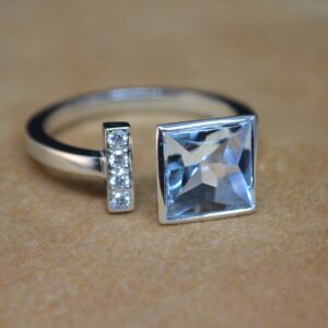 Anillo de oro blanco con Aguamarina y brillantes