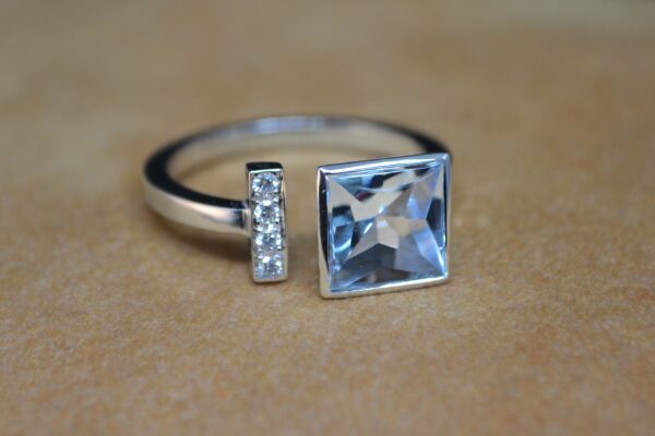 Anillo de oro blanco con Aguamarina y brillantes