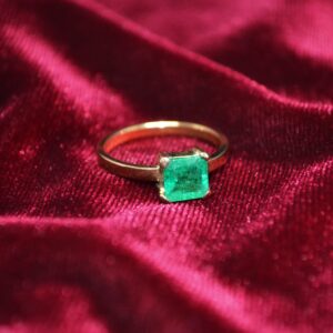Anillo de oro con esmeralda