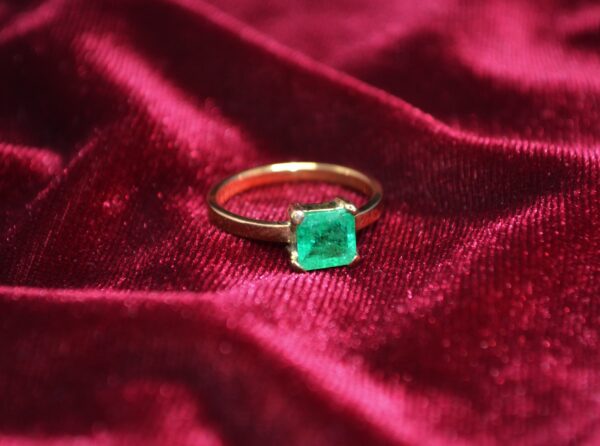 Anillo de oro con esmeralda