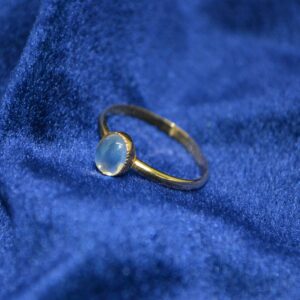 Anillo de oro con piedra Luna