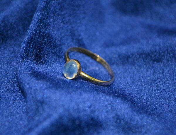 Anillo de oro con piedra Luna