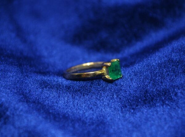 Anillo de oro con esmeralda - Image 4
