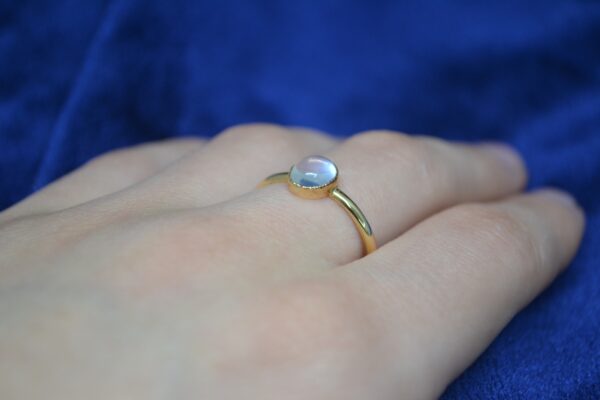 Anillo de oro con piedra Luna - Imagen 3