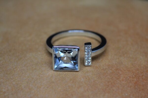 Anillo de oro blanco con Aguamarina y brillantes - Imagen 2