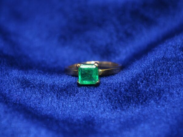 Anillo de oro con esmeralda - Image 3