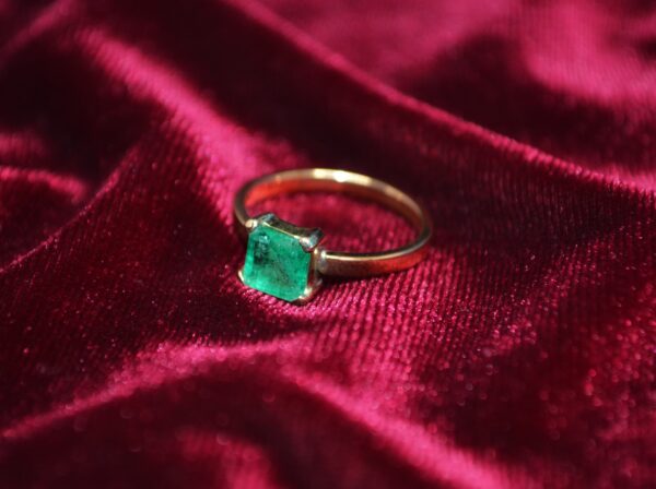 Anillo de oro con esmeralda - Image 2