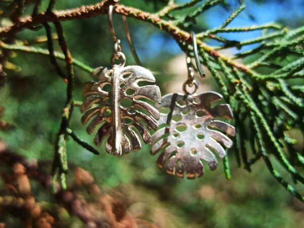Pendientes de hojas de filodendro de plata dorada - Image 5