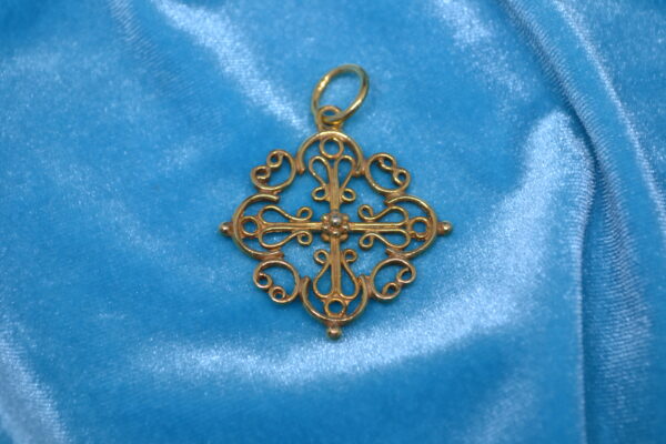 Colgante de Cruz de Calatrava de plata, estilo antiguo, con granito mallorquín (grande)