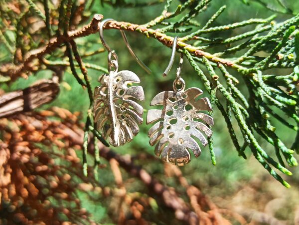 Pendientes de hojas de filodendro de plata dorada - Image 3